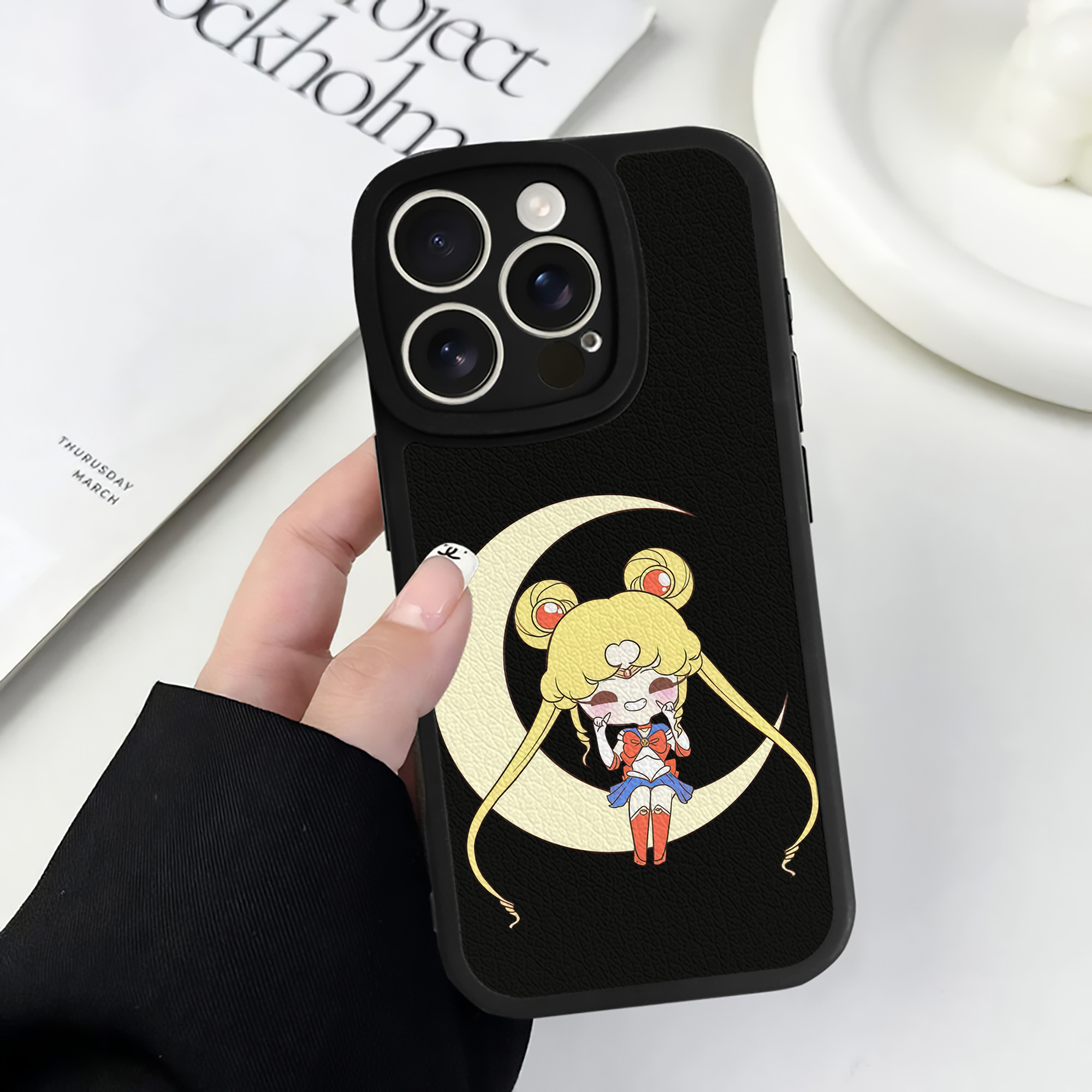 （画像用） 美少女戦士セーラームーン 月野 うさぎ つきの うさぎ Sailor Moon Tsukino Usagi 【iPhone 16シリーズ対応】シリコンスマホケース（レザー調） 材質：シリコン